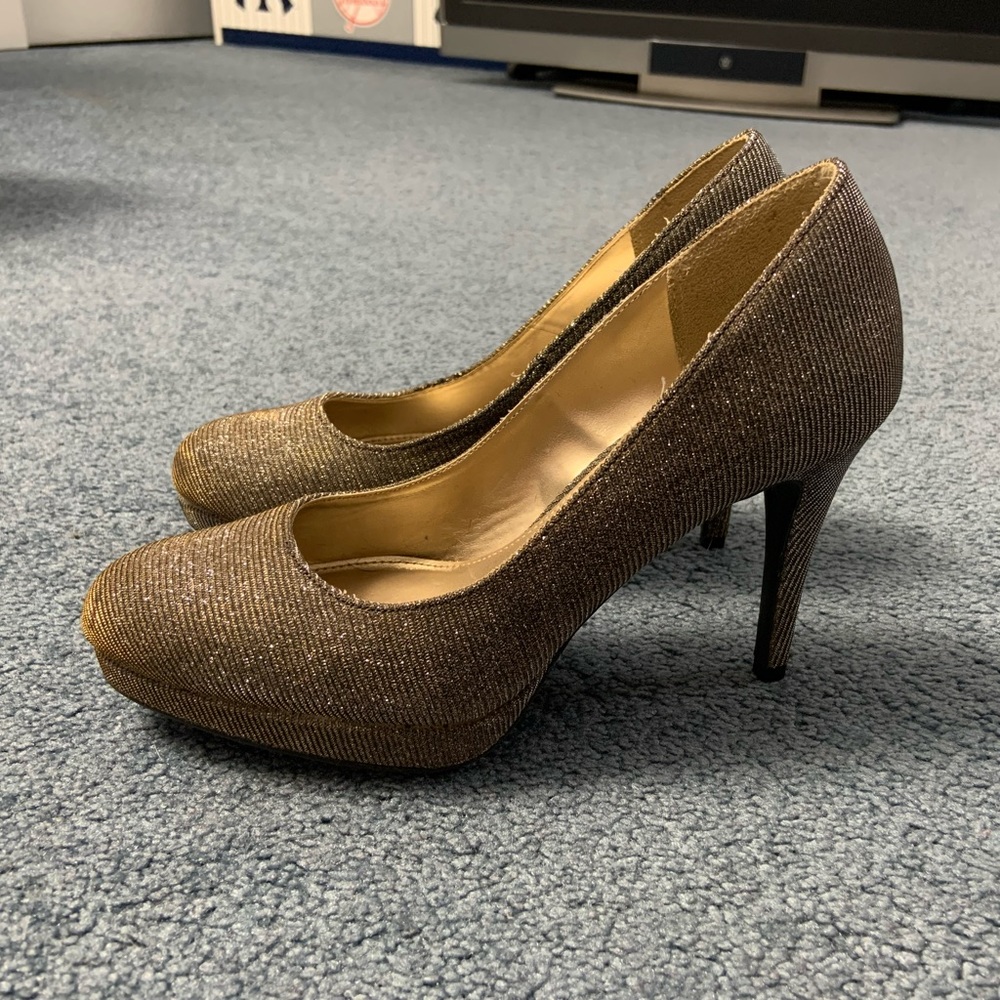 4 in. Gold and silver iridescent glitter pumps